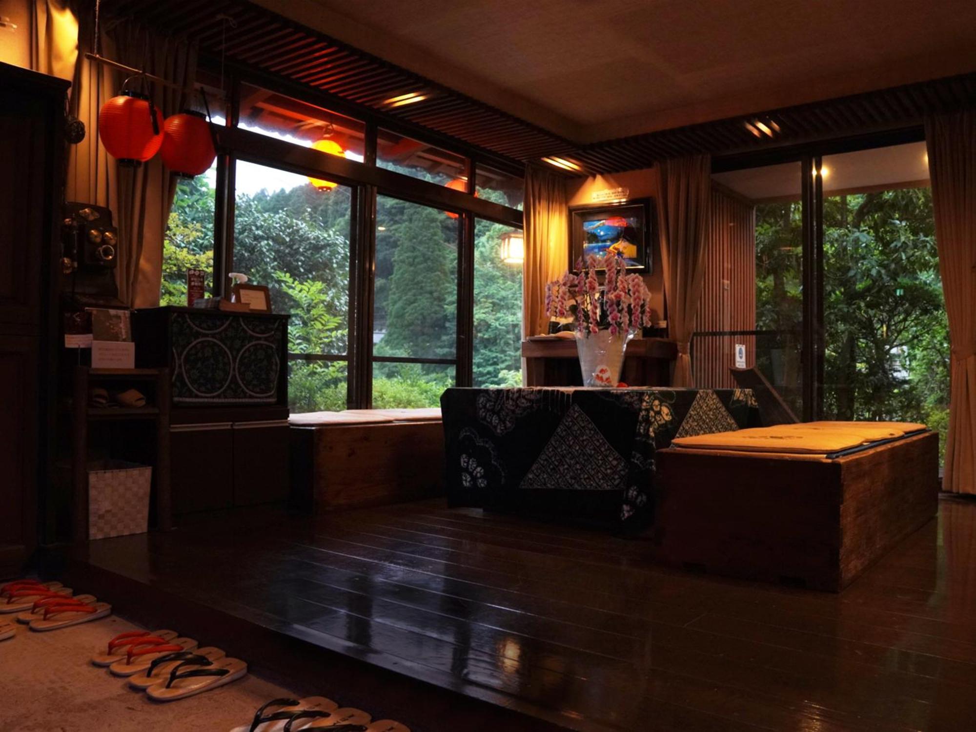 Отель Yunohira Kamiyanagiya Юфу Экстерьер фото